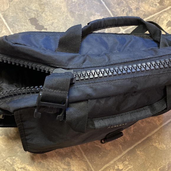 Vaultz Messenger Style Laptop Bag with Combination Lock - Picture 8 of 15